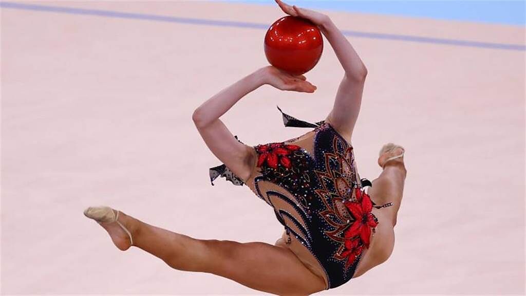 阿蒂卡諾娃在一個跳躍劈腿動作被拍到驚人照片。（圖／路透社）