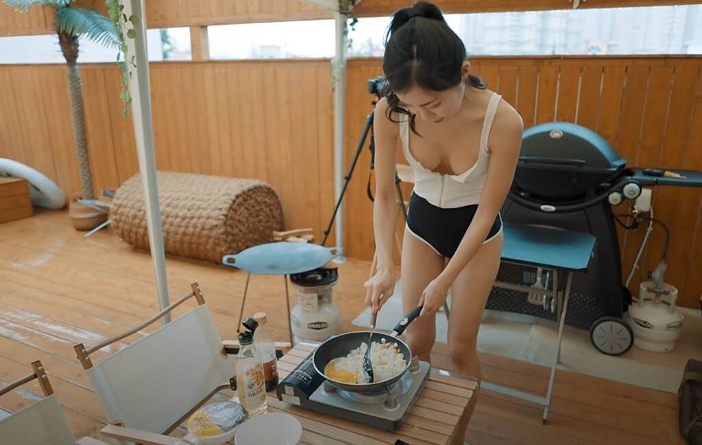 妙齡美女露營穿太少，彎腰下廚畫面十分香豔。（圖／YT@ Realgraphic）
