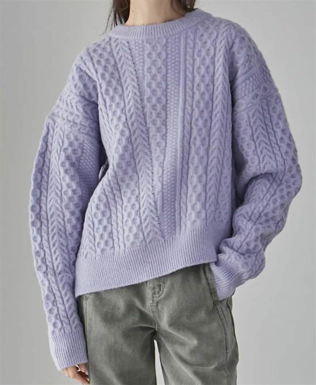 ahwe紫色斜紋針織毛衣。（翻攝自ahwe官網）