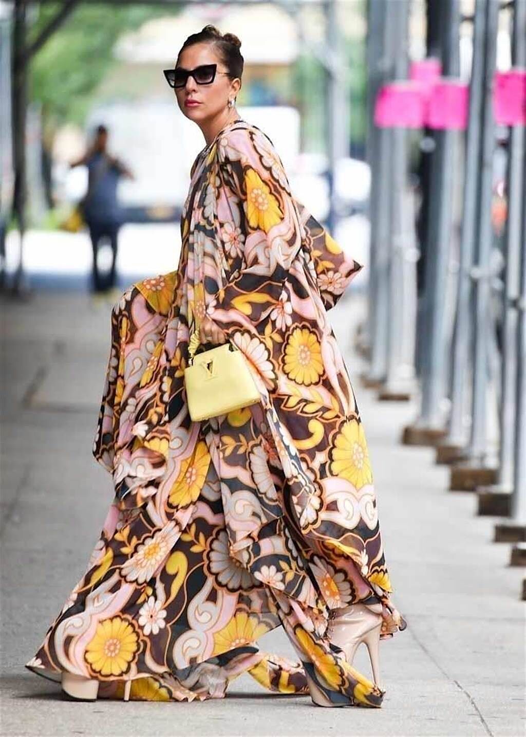 Lady Gaga以Richard Quinn花卉連衣裙、手拿Louis Vuitton Capucines，以皇后之姿走在紐約街頭。（CFP）
