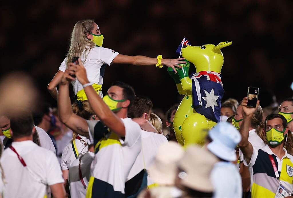澳洲隊還拿出國內象徵性的袋鼠玩偶(路透社)
