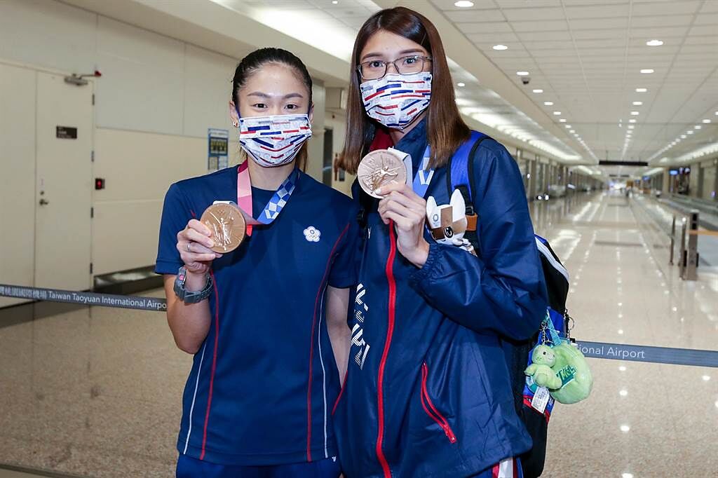 黃筱雯（右）在東京奧運女子拳擊51公斤量級拿下銅牌，這是台灣史上首面奧運拳擊獎牌，別具意義。另外，「小清新」文姿云（左）在東京奧運空手道女子55公斤量級拿下銅牌，空手道為此次東京奧運選辦項目，首度在奧運舞台亮相。2人在8日傍晚返台。（陳麒全攝）