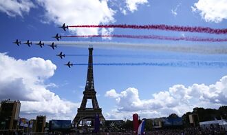 東奧》法國民眾齊聚艾菲爾鐵塔 飛行隊噴三色煙霧呼嘯而過