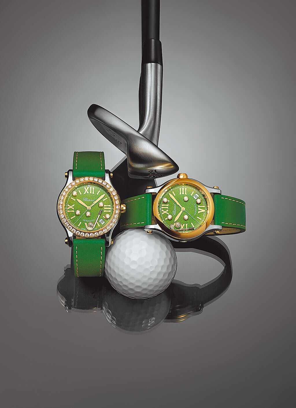 蕭邦Happy Sport Golf女用鑽表，高爾夫球桿、鑽石在綠色草皮的表盤上跳躍舞動，享受腕上揮桿的樂趣，35萬5000元（右）、68萬3000元。（CHOPARD提供）