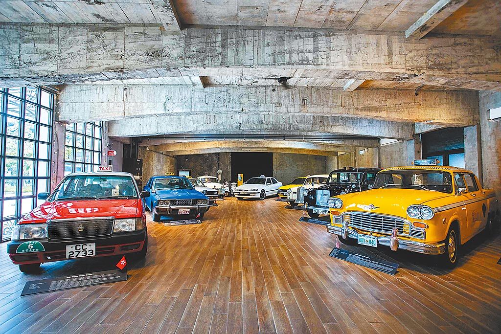 計程車博物館展示多輛館長自世界各地蒐集最具代表性的計程車。（石智中攝）計程車博物館：宜蘭縣蘇澳鎮中山路二段162巷2號