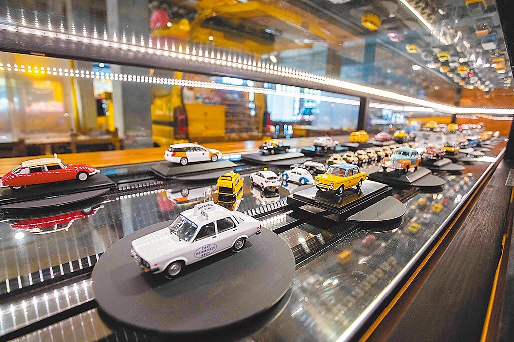 計程車博物館特有迴轉計程車模型展櫃。（石智中攝）計程車博物館：宜蘭縣蘇澳鎮中山路二段162巷2號
