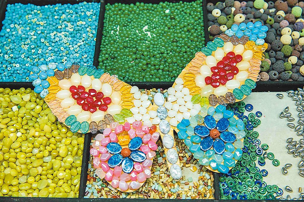 綺麗珊瑚博物館寶石DIY可供親子一同配色製作。（石智中攝）綺麗珊瑚博物館：宜蘭縣蘇澳鎮利工一路一段6號