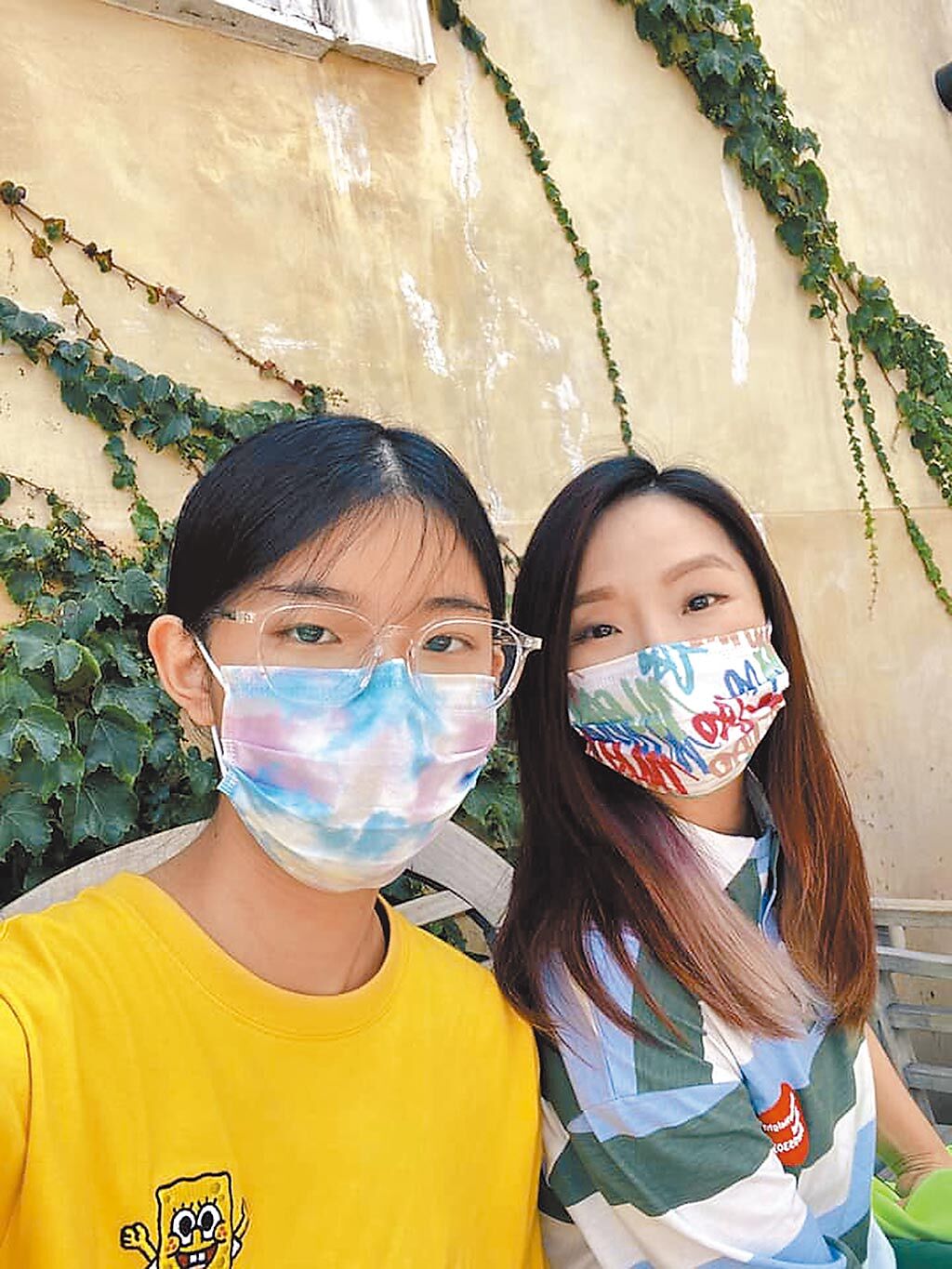 陶晶瑩（右）送女兒荳荳到美國讀高中，陪她辦理入學事宜。（摘自臉書）