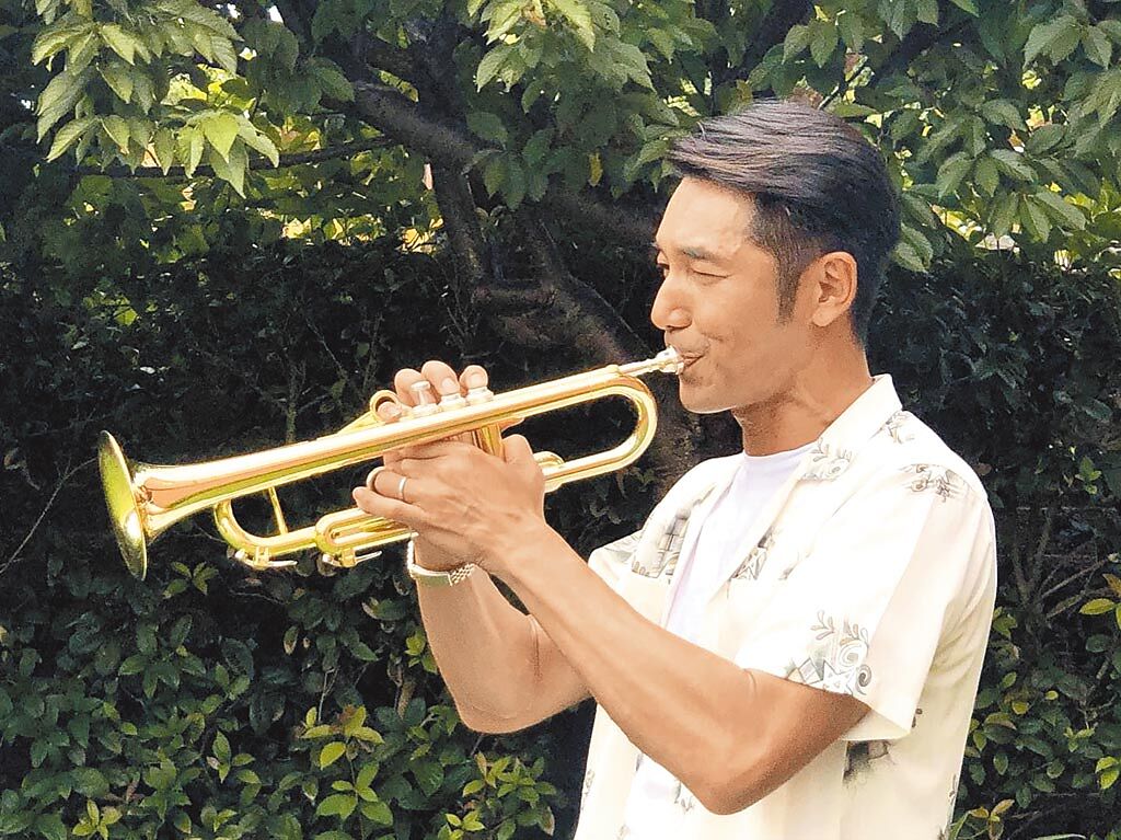 李李仁上傳吹喇叭的照片，祝大家88父親節快樂。（摘自臉書）
