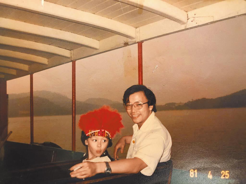 徐若瑄曬出幼時與父親徐老爹的合照。（摘自臉書）