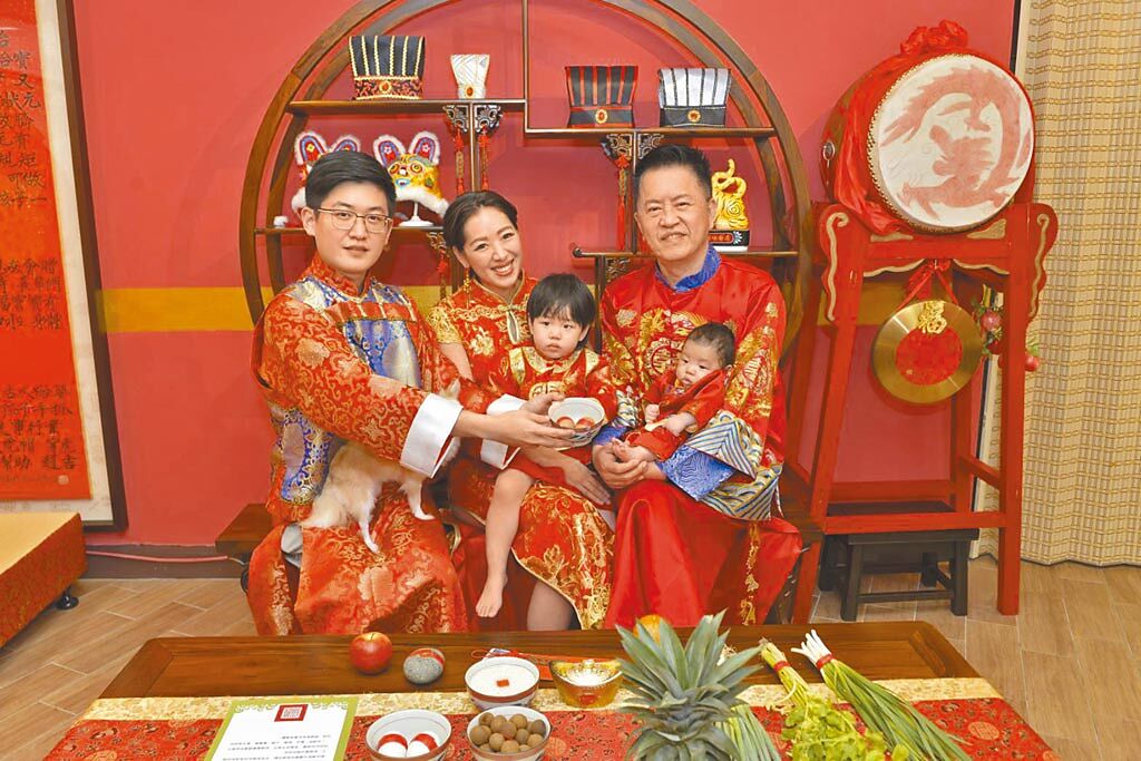 林志隆長子林浩權（左起）、劉伊心抱著女兒牙子，與林志隆抱著次子一同入鏡。（傳家古禮提供）