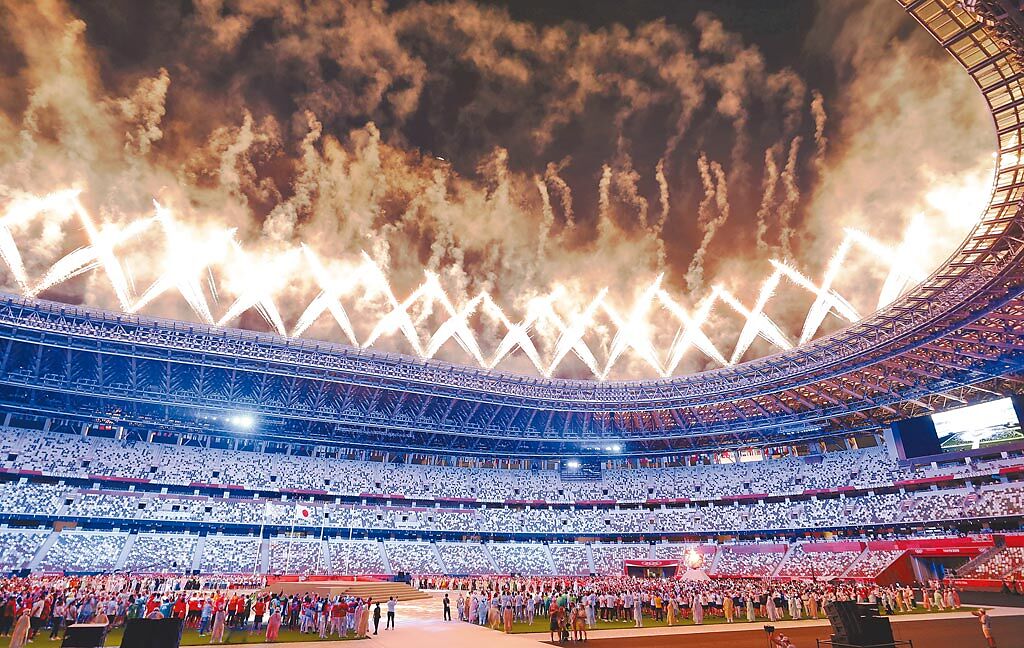 東京奧運8日舉行閉幕儀式，中華代表團由「跨欄王子」陳傑擔任掌旗官，在各國選手完成入場後，整個場館燃放煙火慶賀（見圖）。（季志翔攝）