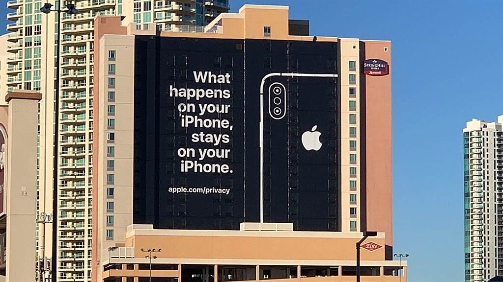 Engadget 資深編輯推文分享蘋果在2019年於CES展期在拉斯維加斯放出的大型廣告，強調保護用戶隱私的品牌定位。(圖／翻攝Twitter)
