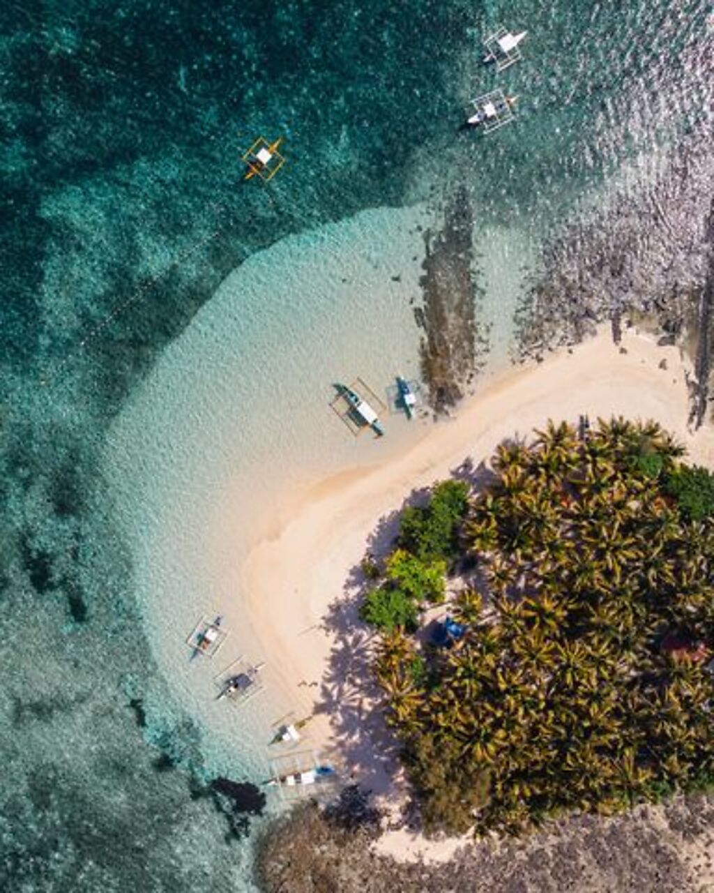 ▲錫亞高島擁有澄澈的海水、白沙灘。　圖：菲律賓觀光部台灣分處／提供