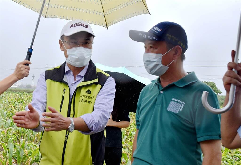 農委會主委陳吉仲（左）表示食用米玉、瓜果類、瓜菜類等作物今年申報流程簡化，以利救助金快速發放。（呂妍庭攝）