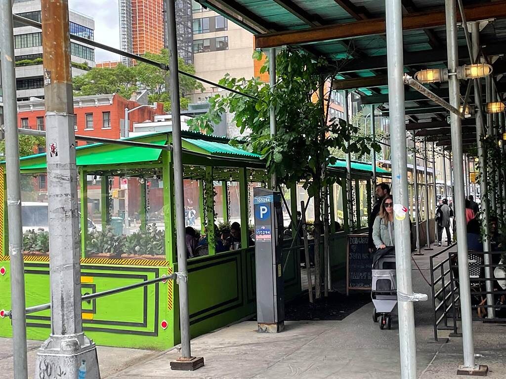 在戶外停車場搭建室外的用餐區已成為紐約餐飲業的新日常。（攝影／李濠仲）