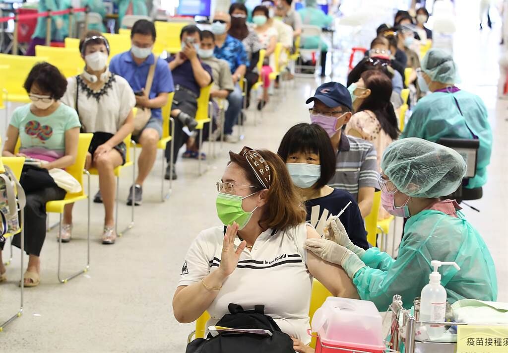 台北市花博爭豔館接種站9日開放施打疫苗，圖為現場不少民眾，前來施打第一劑AZ疫苗。(陳俊吉攝)