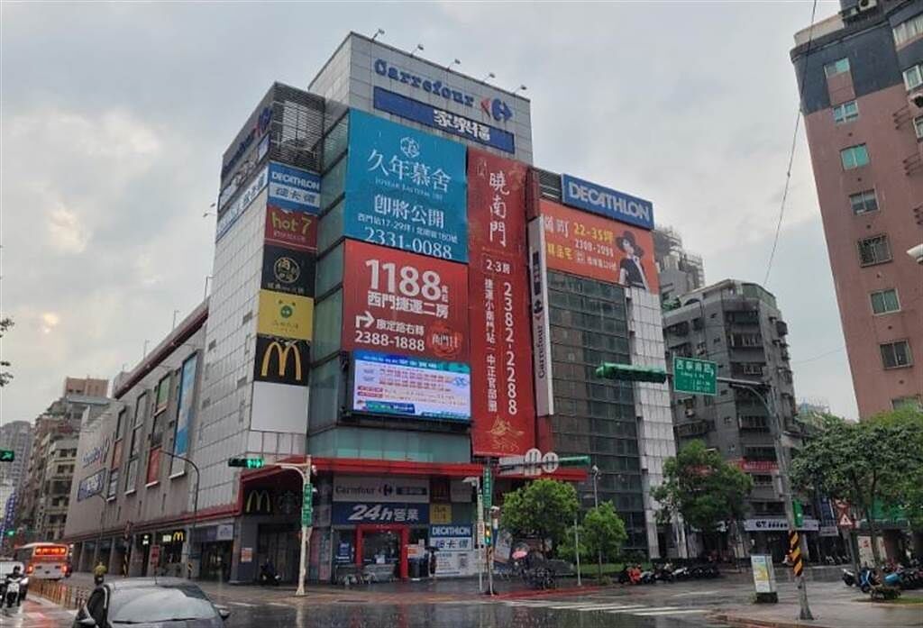 24小時營業的家樂福桂林店再度發生確診足跡。（本報資料照片）