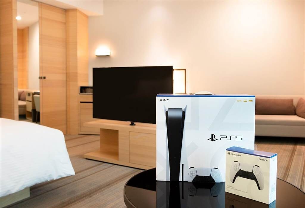 和逸飯店·高雄中山館「隨心暢玩PS5極限量專案」住房專案，可雙人或四人入住13坪寬敞舒適套房，再將全新PS5遊戲主機帶回家，即日起預訂訂完為止。（業者提供）