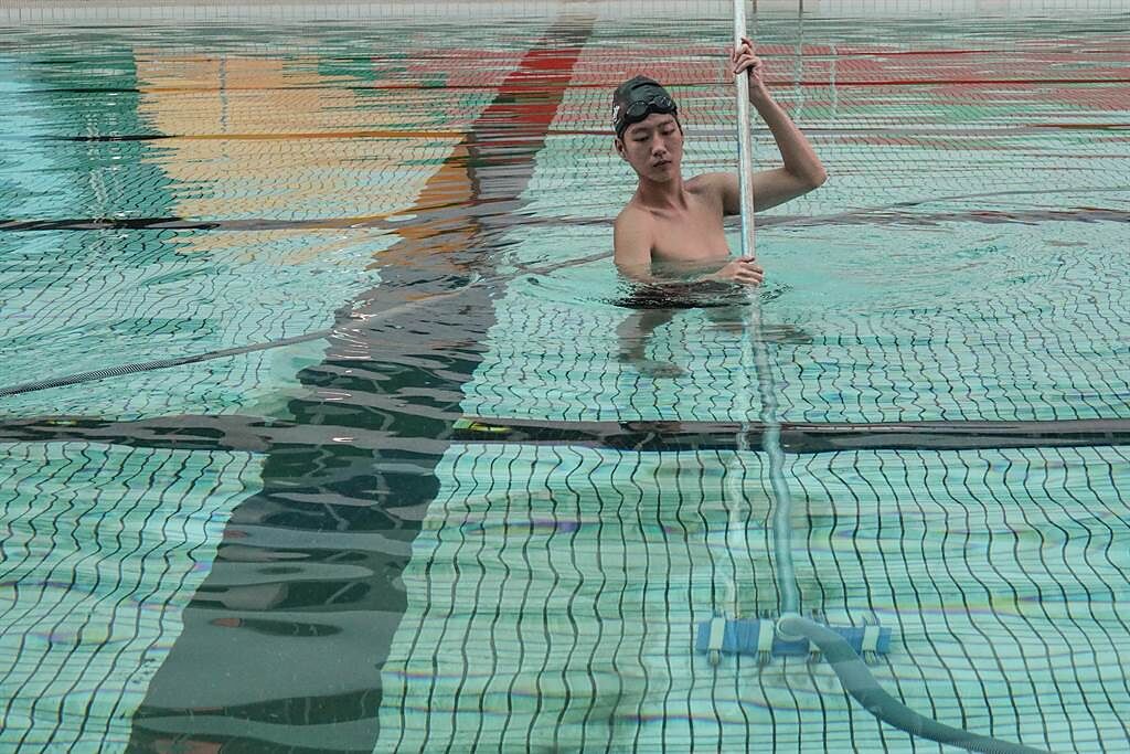 北市青年公園泳池工作人員9日搬出專門用於泳池除汙的「陸龜」清除池底落塵。（黃子明傳真）