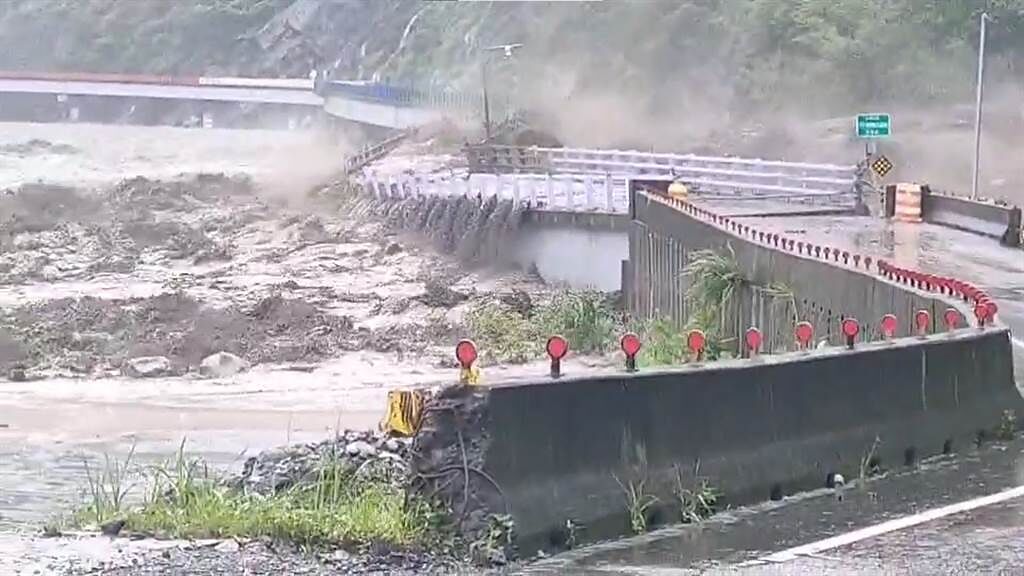 7日下午因突然暴增的雨水，桃源區通往拉芙蘭的明霸克露橋遭溪水沖毀。（民眾提供）