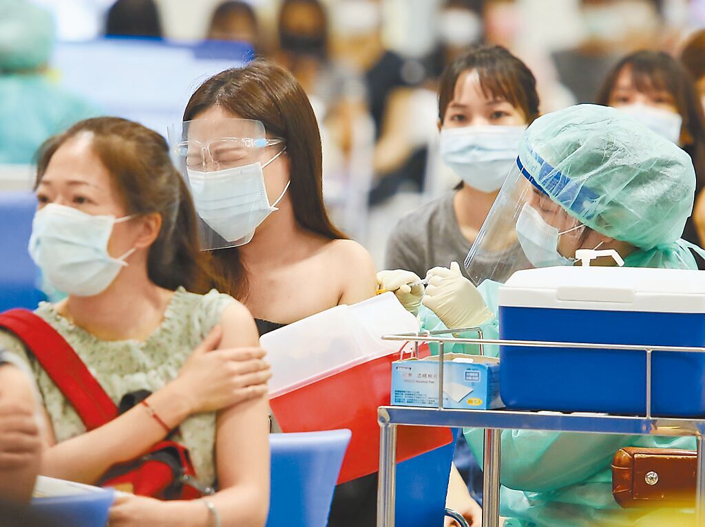 台北市花博爭豔館接種站9日為補教業者專案施打AZ疫苗。有接種者害怕打針，露出痛苦表情。（陳俊吉攝）