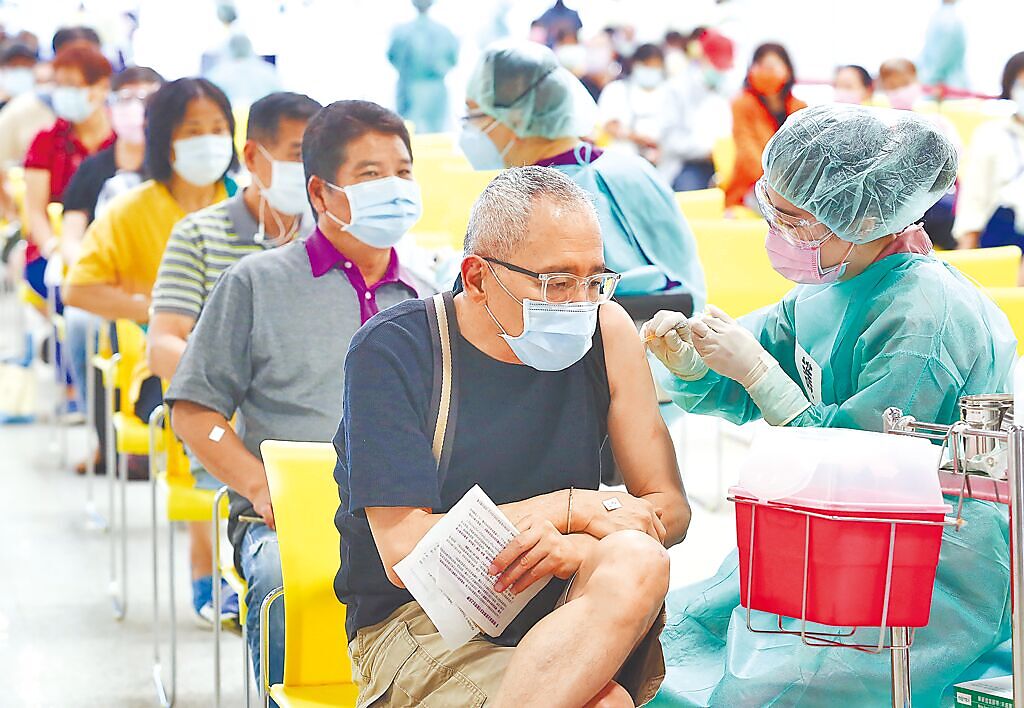 台北市花博爭豔館接種站9日施打疫苗，醫護幫現場民眾施打第1劑AZ疫苗。（陳俊吉攝）