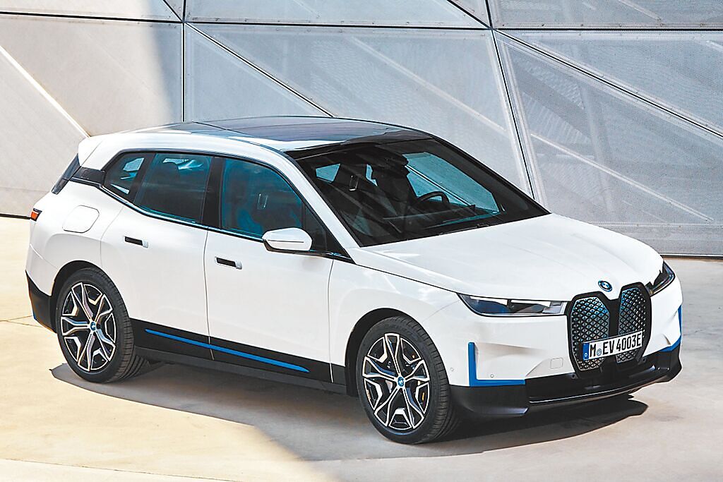 汎德導入BMW iX純電運動休旅車，預售價316萬元起。（汎德提供）