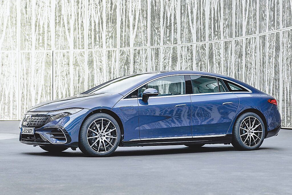 Mercedes-Benz一口氣推出三大電動車平台，圖為最新款電動旗艦EQS。（DAIMLER提供）