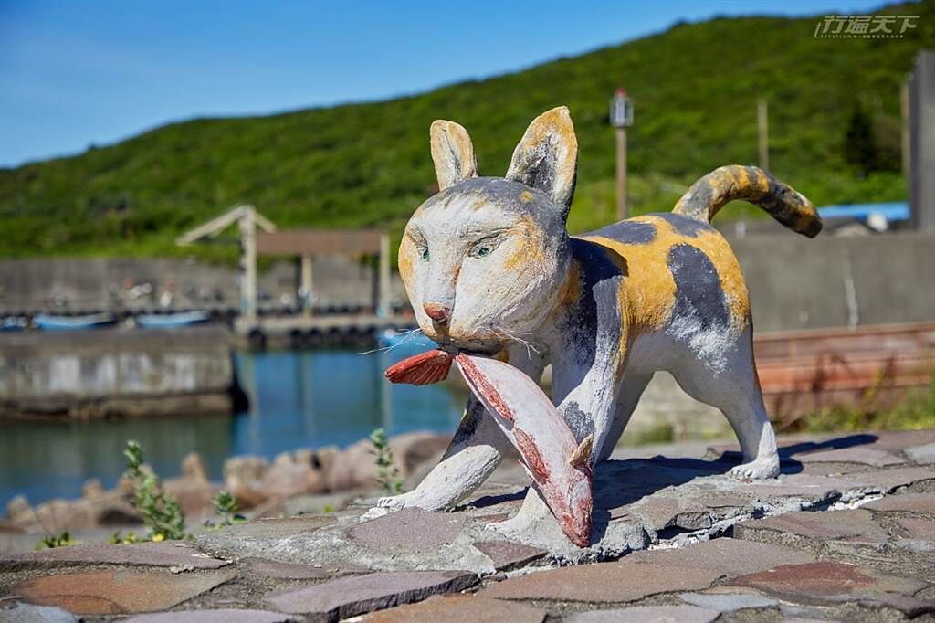 古樸幽靜的卯澳漁村，不時有貓出沒，還有海男海女下海採集，村裡的彩繪與裝置藝術，則是述說著漁村的簡單生活。（圖/行遍天下）