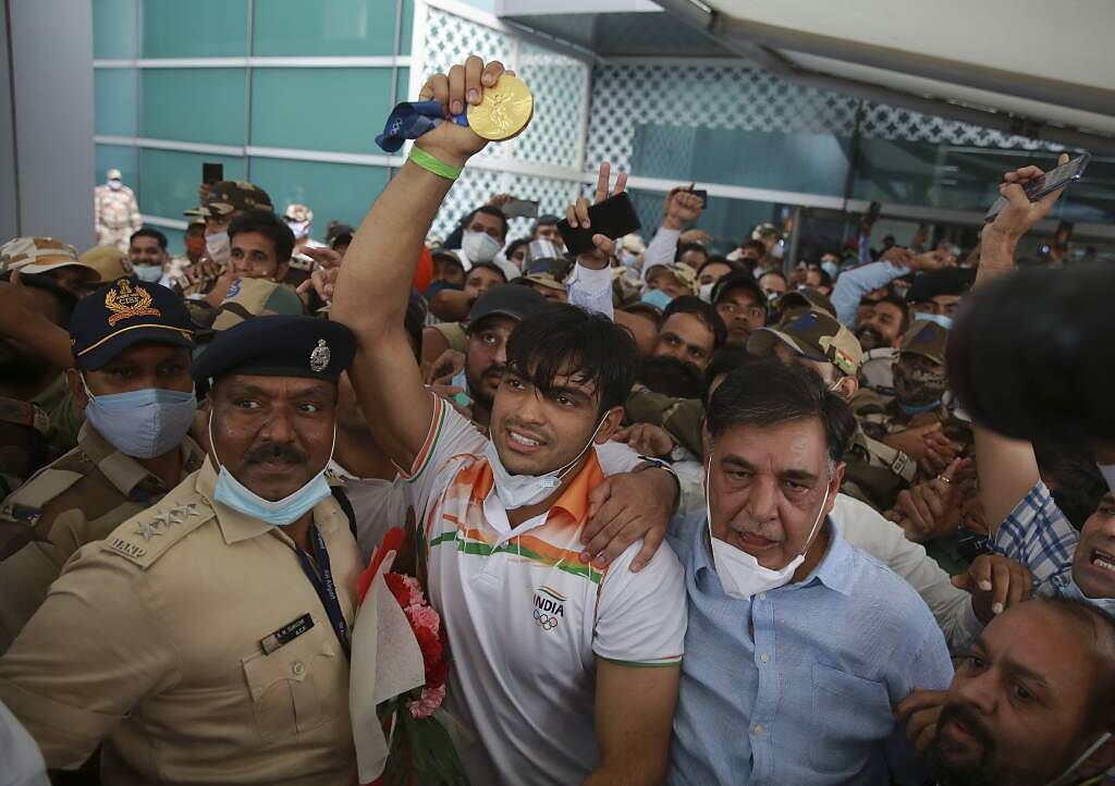 印度標槍一哥丘帕拉摘下東奧金牌，回國時受到熱烈歡迎。（美聯社）
