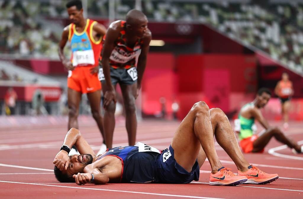 法國跑者Morhad Amdouni比完男子1萬公尺後累倒在地。（路透）
