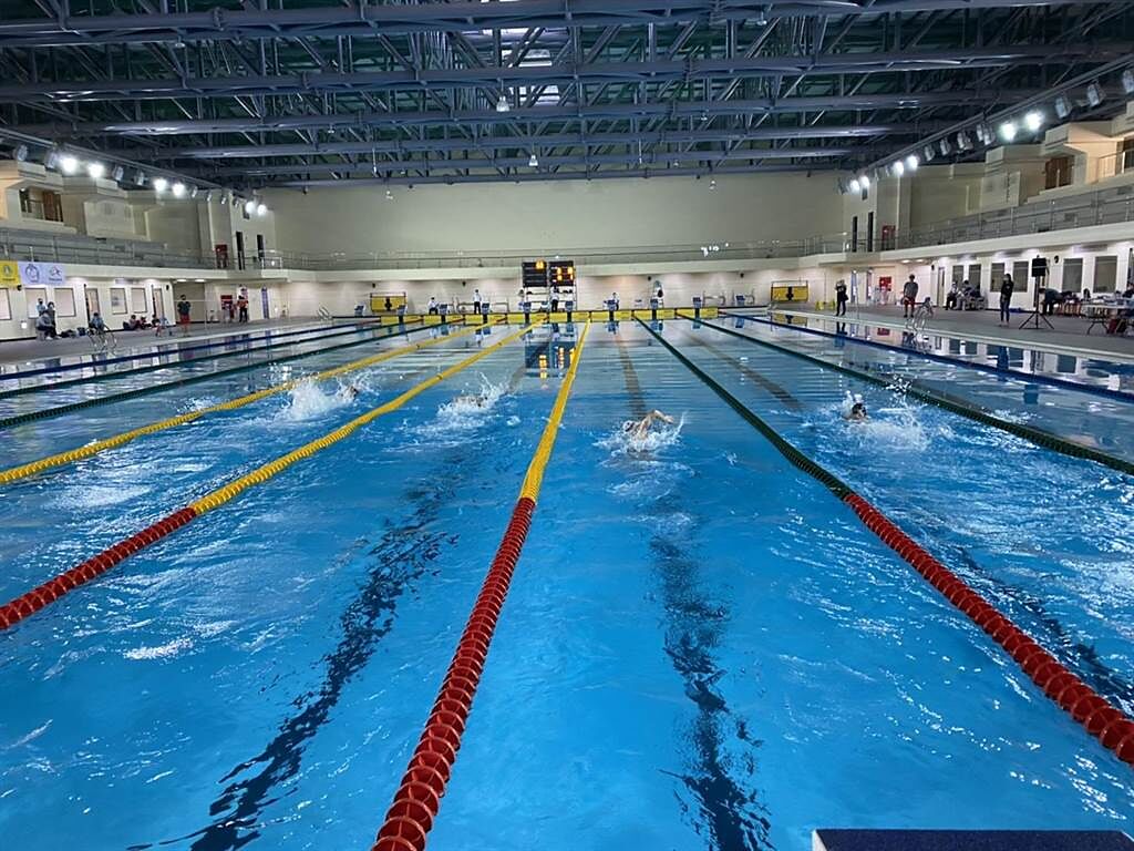台中市國民運動中心具備競賽規水準的泳池也於10日起「有條件開放」。（台中市府提供／盧金足台中傳真）