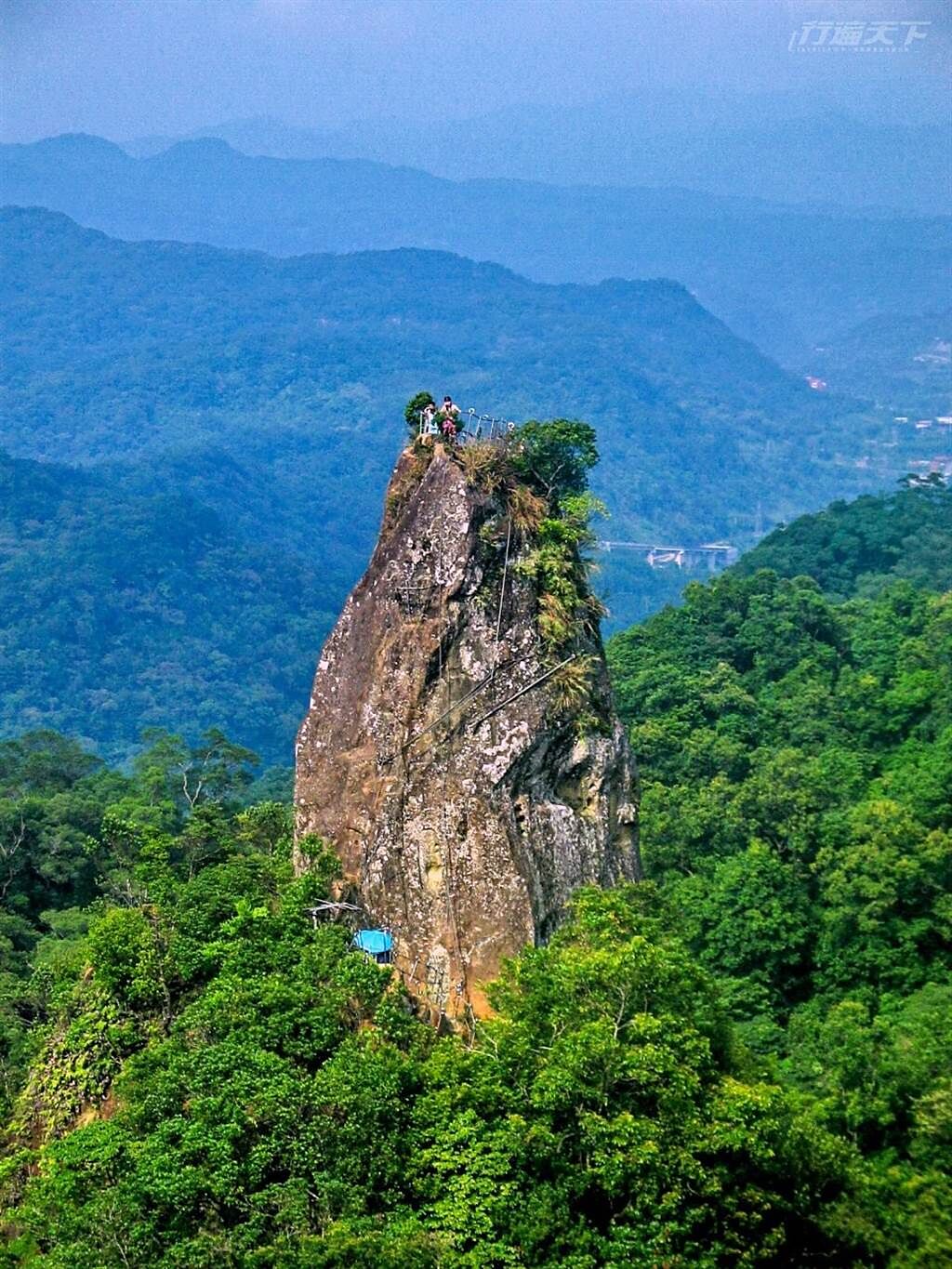由慈母峰遠眺孝子山，宛如一根巨大的石筍般。