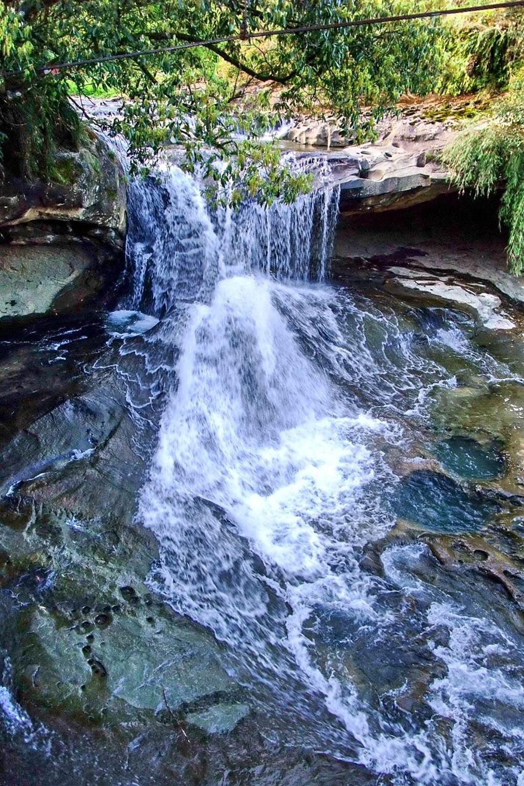 瀑水潺潺的眼鏡洞瀑布，因2個河蝕大窟窿而得名。