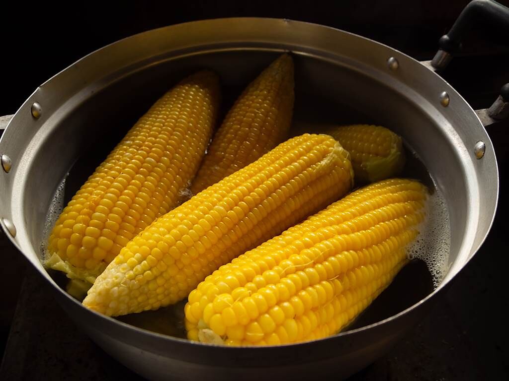 一名網友原本打算煮玉米來吃，豈料食材放入鍋中後3天才想起來，玉米最終變成「靈芝草人」。(示意圖/達志影像)