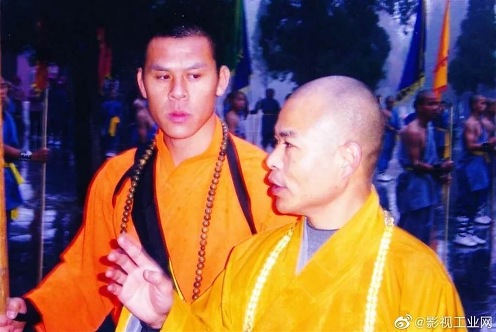 釋彥能（圖左）曾代表少林武僧隊出訪歐美和東南亞國家表演。(圖/ 摘自微博)