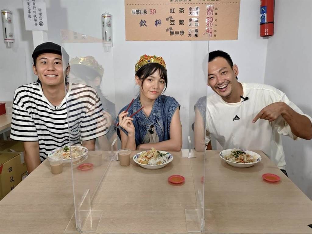 主持人風田（左起）、朵拉、威廉暌違近3個月搭擋主持《食尚玩家》。（TVBS提供）