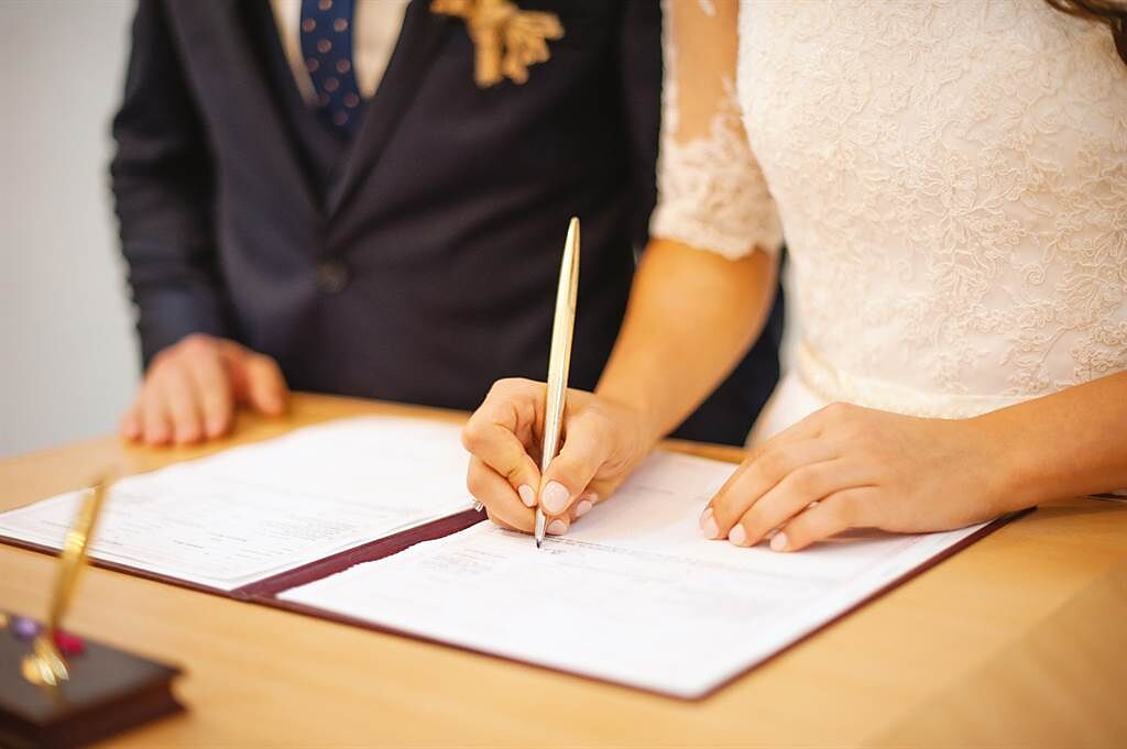 日本一名人妻近日和丈夫登記結婚，然而收到戶籍謄本的時候，卻發現自己嫁給了公公。(示意圖/達志影像)