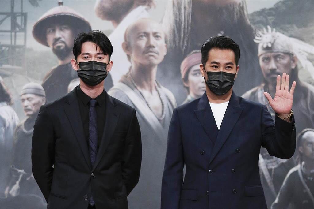 吳慷仁（左）、黃健瑋出席《斯卡羅》全球首映會。（公視提供）