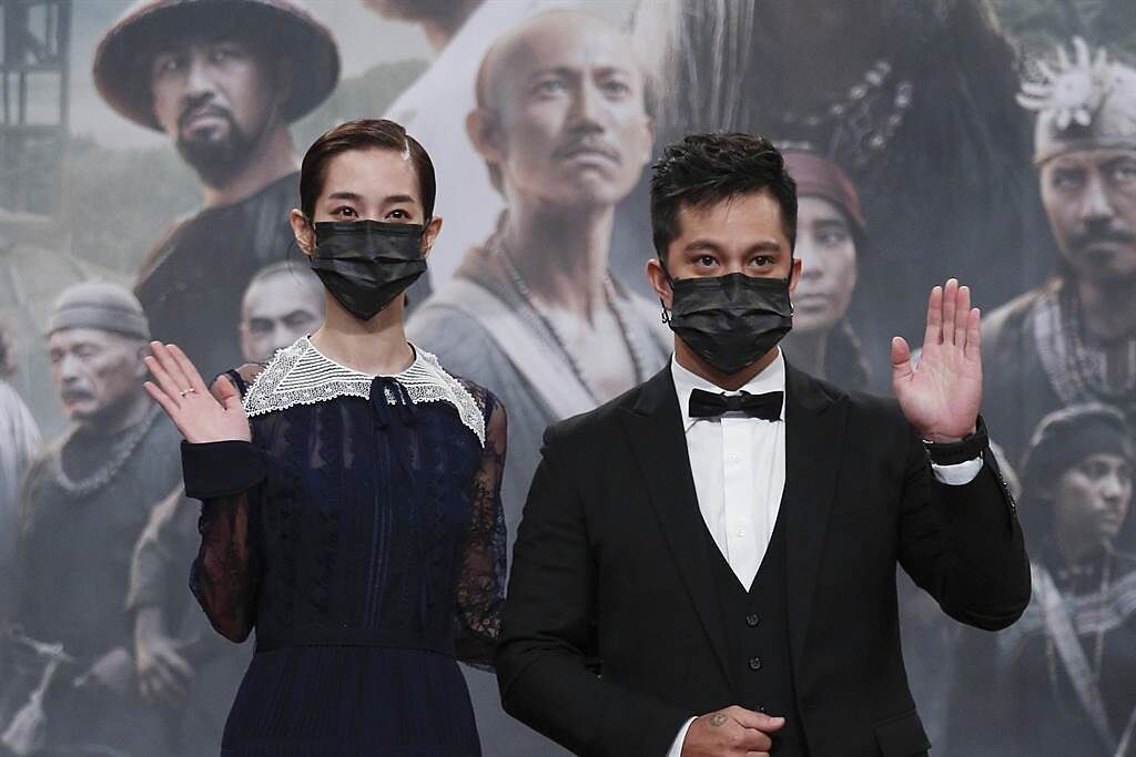 温貞菱（左）、黃遠出席《斯卡羅》全球首映會。（公視提供）