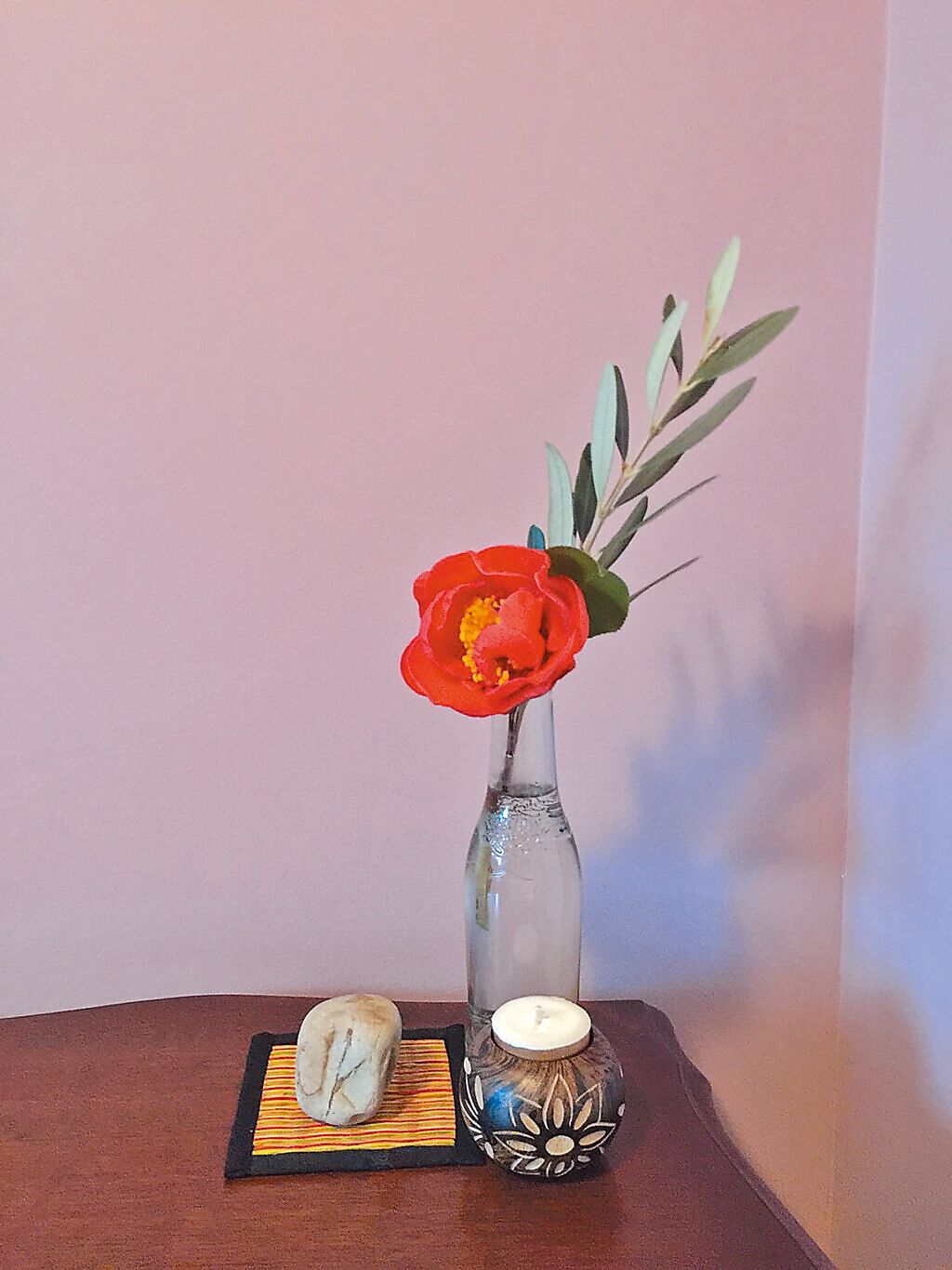 蘇楓雅的療癒小聖殿，擺放金剛經、OK石頭、蠟燭，插上新摘的茶花和橄欖葉，還有早晚可舒適靜坐的坐墊。（比漾廣場提供）