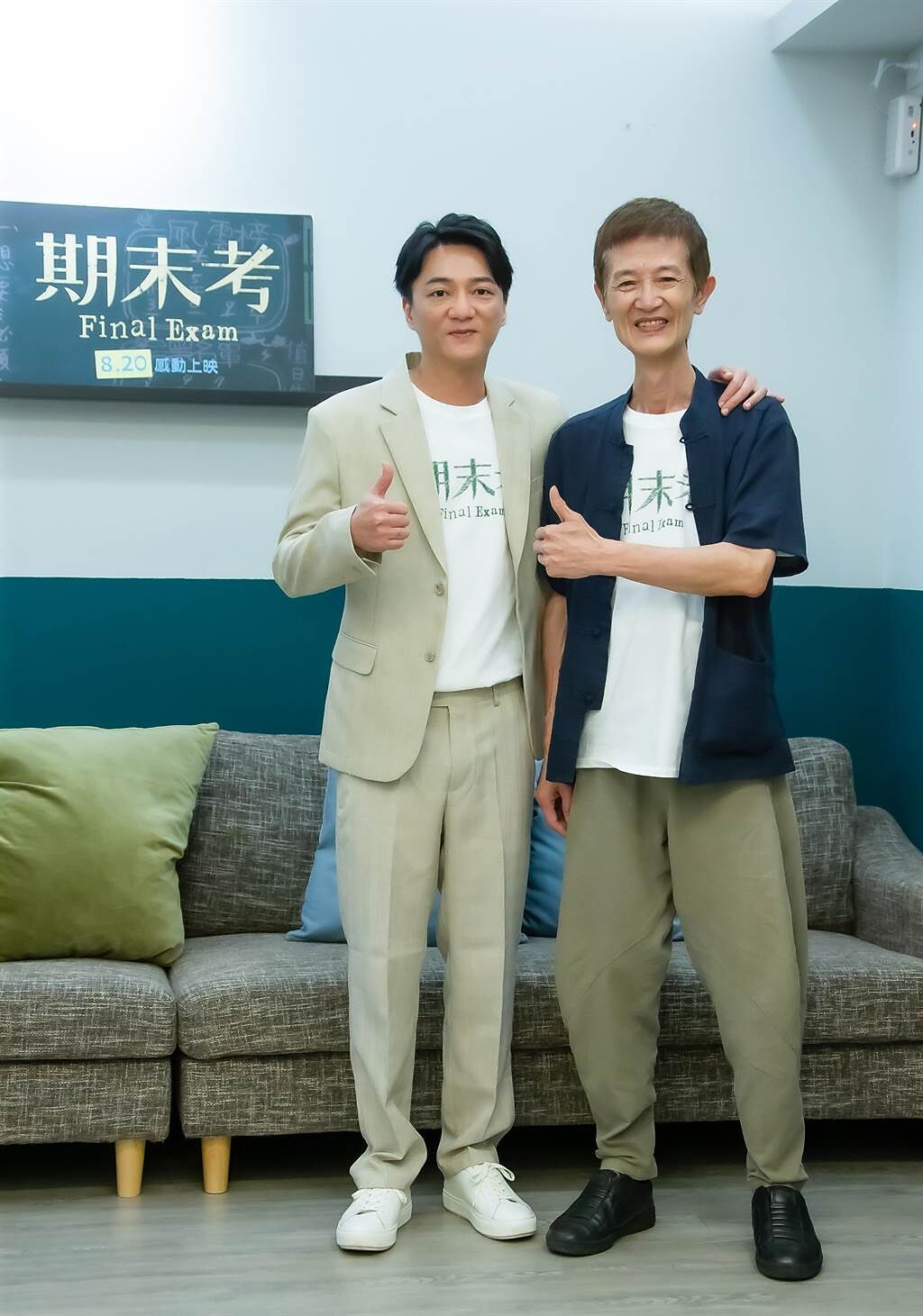 藍葦華（左）飾演國小代課老師，「阿西」陳博正飾演校長，兩人一起宣傳電影《期末考》。（羅永銘攝）
