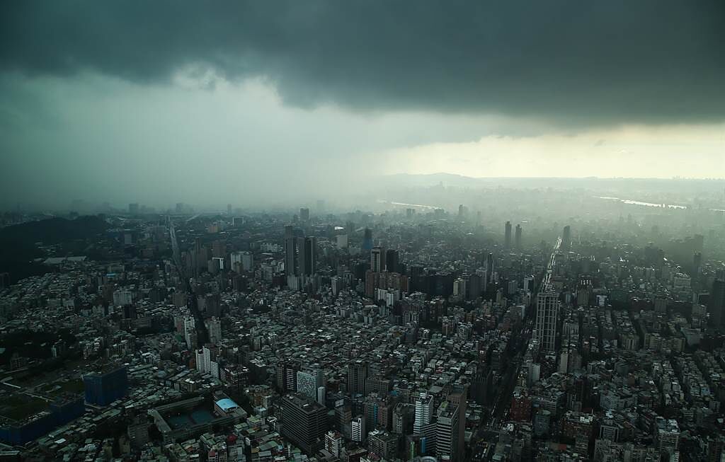 受西南氣流影響，台北市天氣變化劇烈，11日上午高溫烈日高照，下午在太陽仍高掛之際，就突然降下局部性大雨，更出現驚人雨瀑景象。(圖／陳俊吉攝)