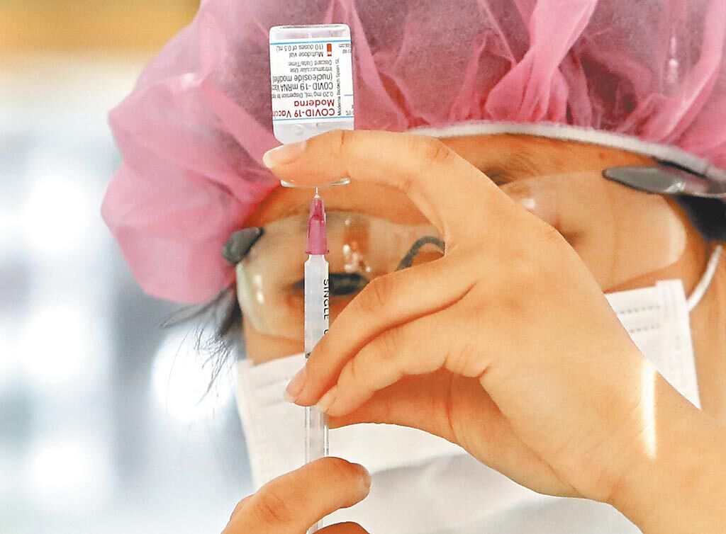 新冠肺炎疫苗第五輪預約接種11日起開始接種，注射的疫苗是莫德納。圖為北市新光醫院科教館接種站。（鄭任南攝）