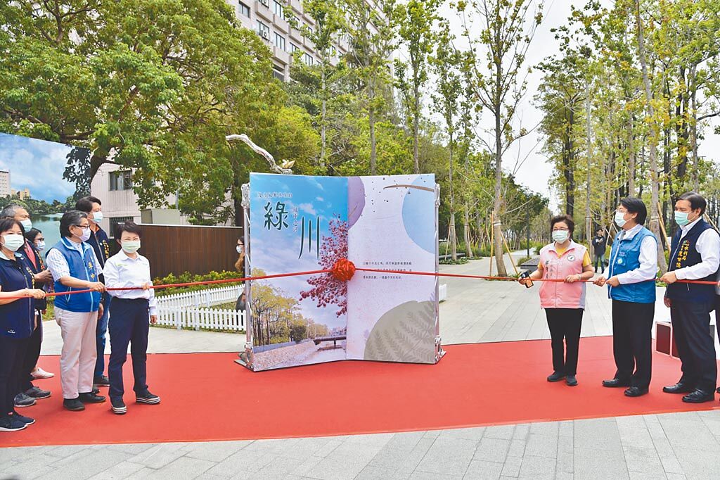 台中市長盧秀燕（左二）將綠川整治工程延伸至南區，總經費10.5億元。（台中市水利局提供／王文吉台中傳真）