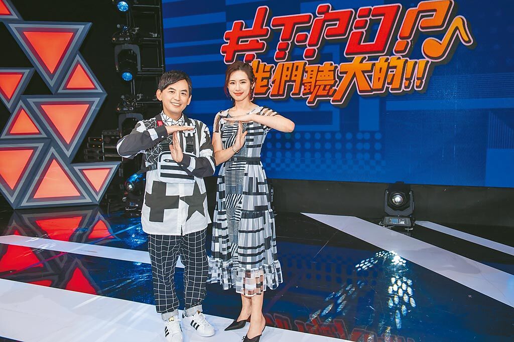 黃子佼（左）與趙岱新的新節目《#T-POP》因疫情延後開播。（TVBS提供）