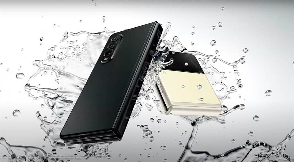 Galaxy Z Fold3 5G及Galaxy Z Flip3 5G兩大新機，兩機均為IPX8的防水等級，為全球首款防水摺疊手機。（翻攝直播畫面）