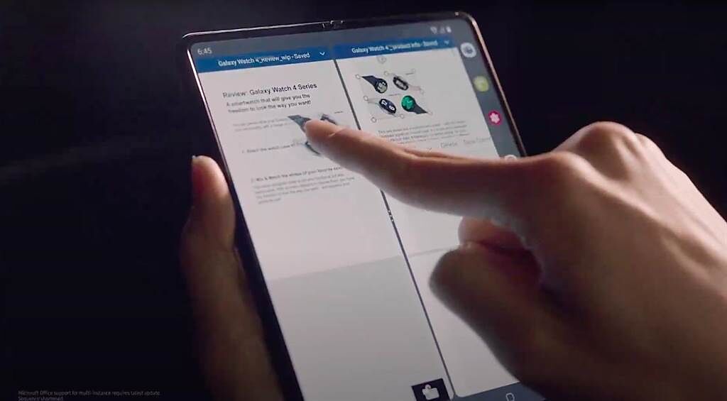三星全新的Galaxy Z Fold3 5G提供更直覺化的多工操作功能。（翻攝直播畫面）