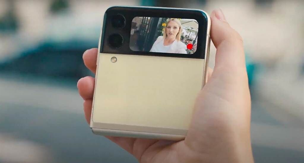 三星全新的Galaxy Z Flip3 5G的封面螢幕也因變大後，能夠更清楚的拍攝或錄影。（翻攝直播畫面）